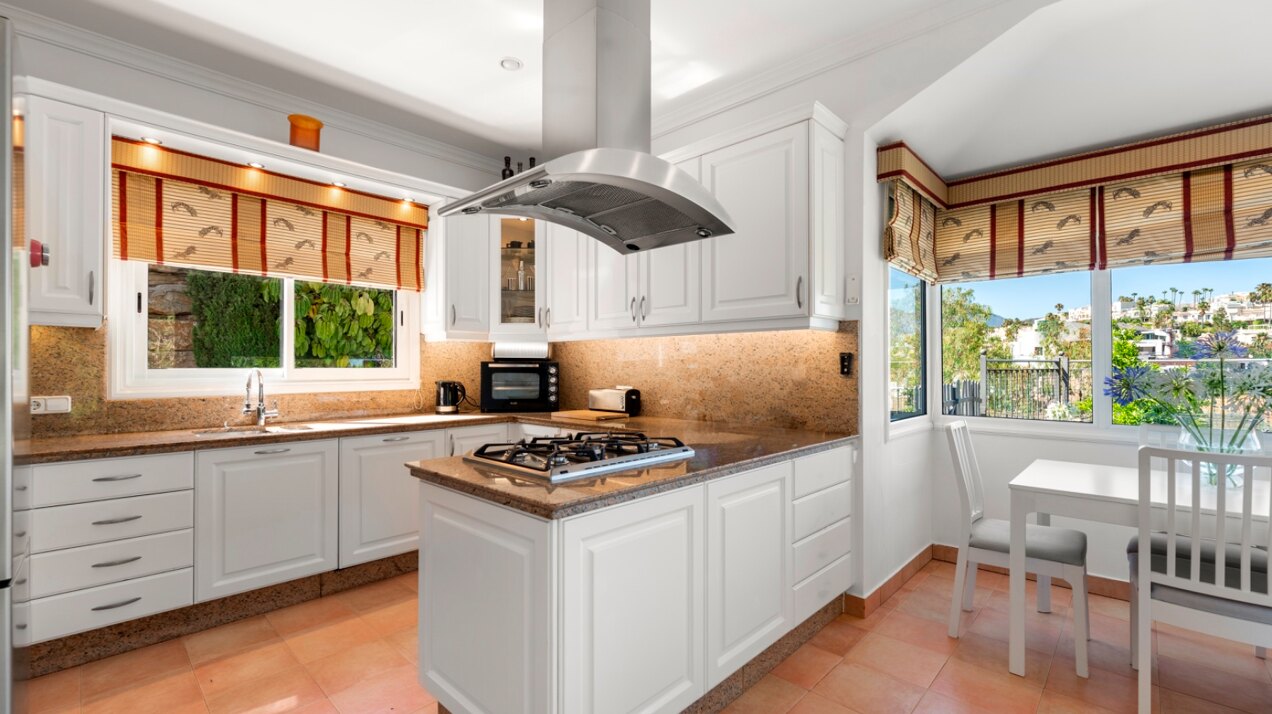 Aristocratic and elegant 5 bedroom residence in Benahavis sits luxuriously alongside golf course