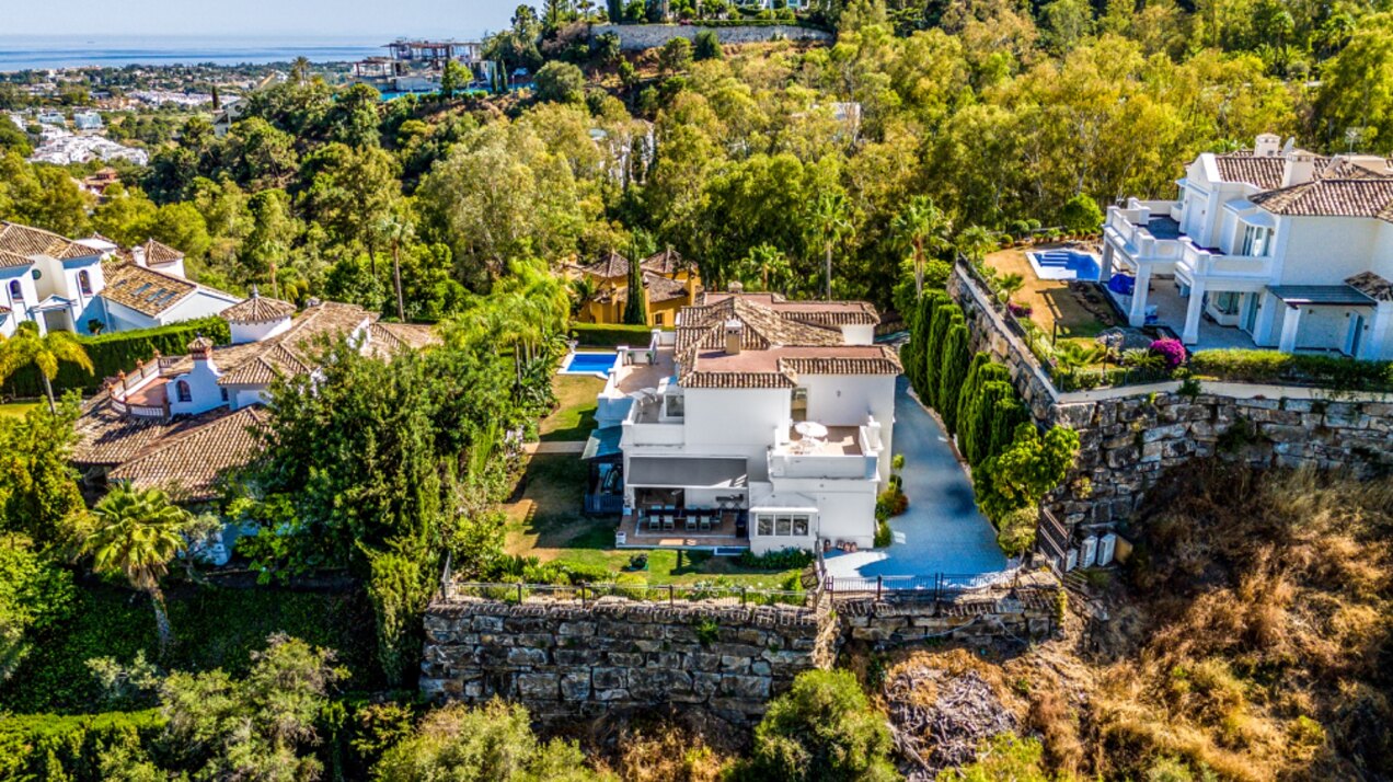 Aristocratic and elegant 5 bedroom residence in Benahavis sits luxuriously alongside golf course