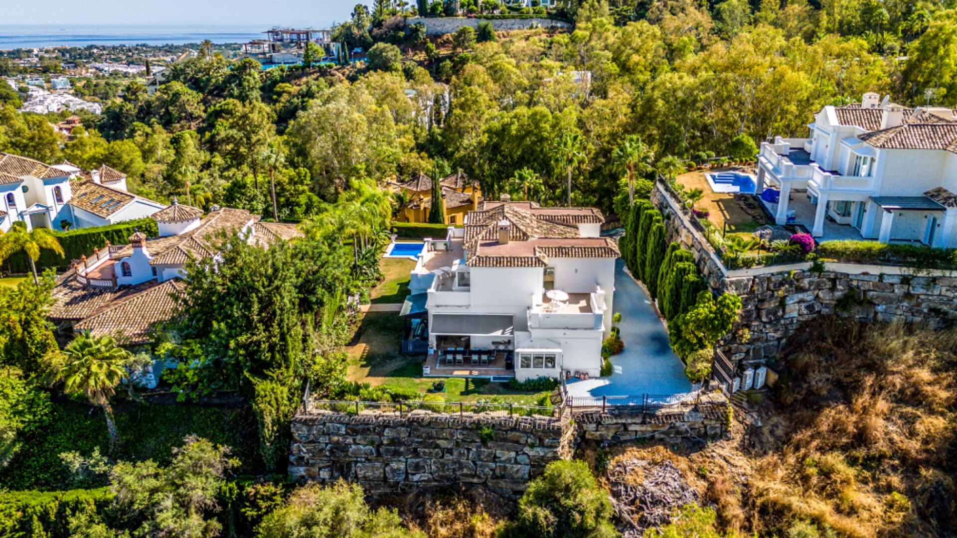 Aristocratic and elegant 5 bedroom residence in Benahavis sits luxuriously alongside golf course