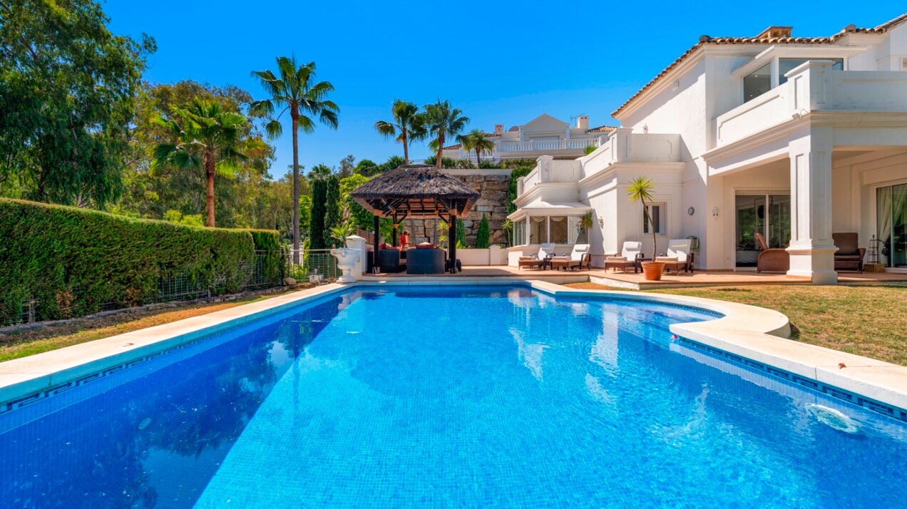 Aristocratic and elegant 5 bedroom residence in Benahavis sits luxuriously alongside golf course