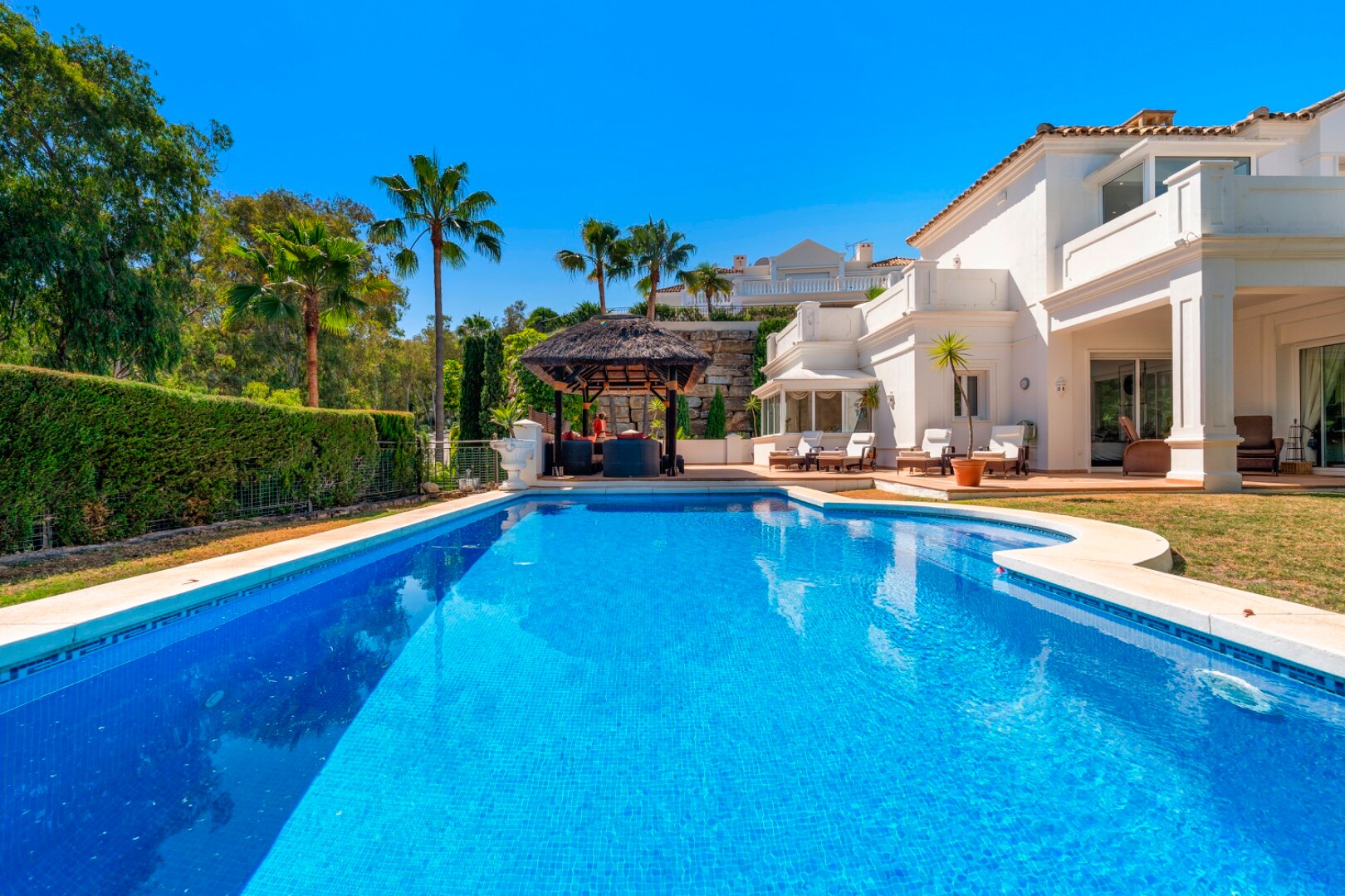 Aristocratic and elegant 5 bedroom residence in Benahavis sits luxuriously alongside golf course