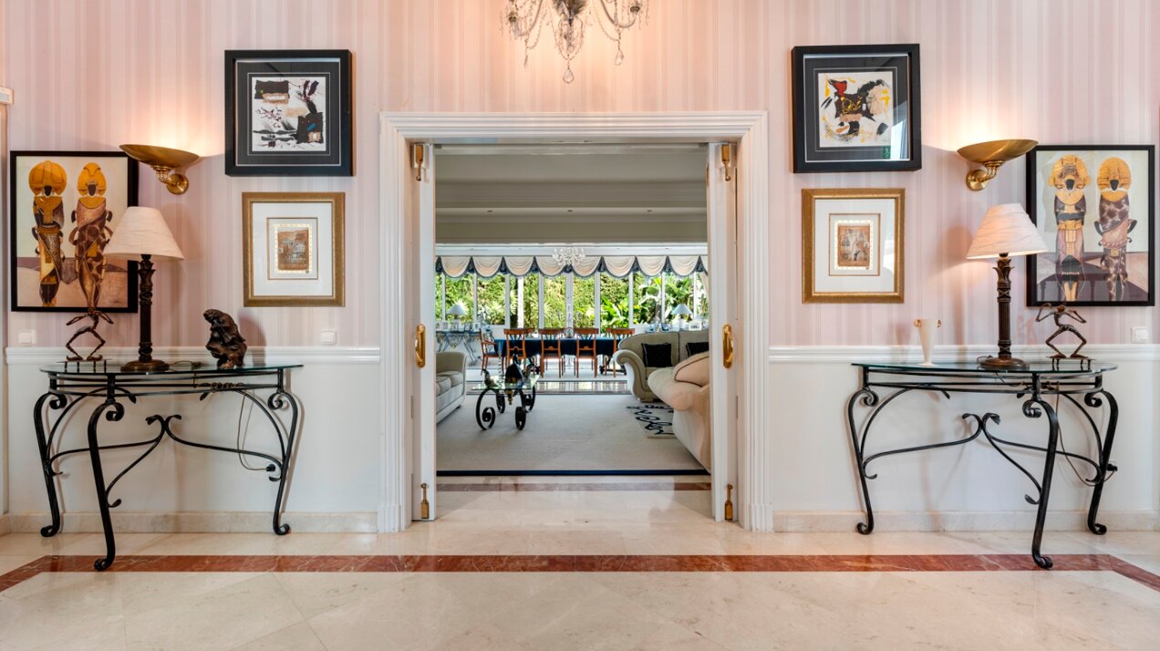Aristocratic and elegant 5 bedroom residence in Benahavis sits luxuriously alongside golf course