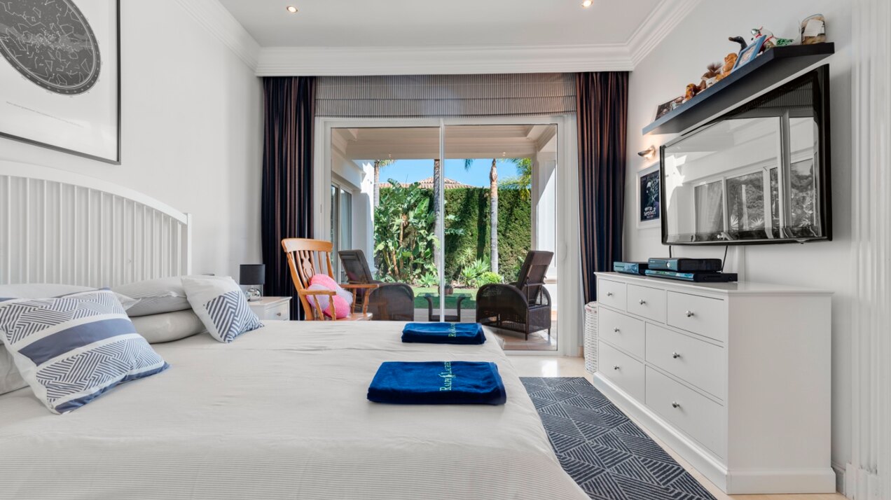 Aristocratic and elegant 5 bedroom residence in Benahavis sits luxuriously alongside golf course