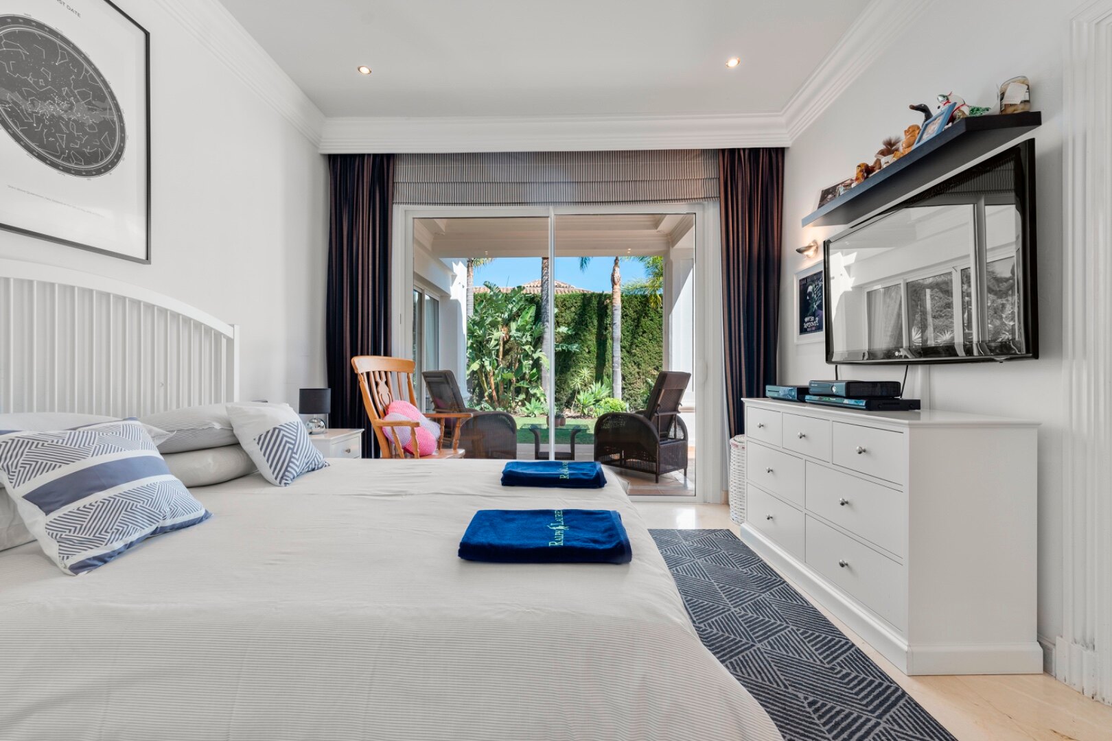 Aristocratic and elegant 5 bedroom residence in Benahavis sits luxuriously alongside golf course