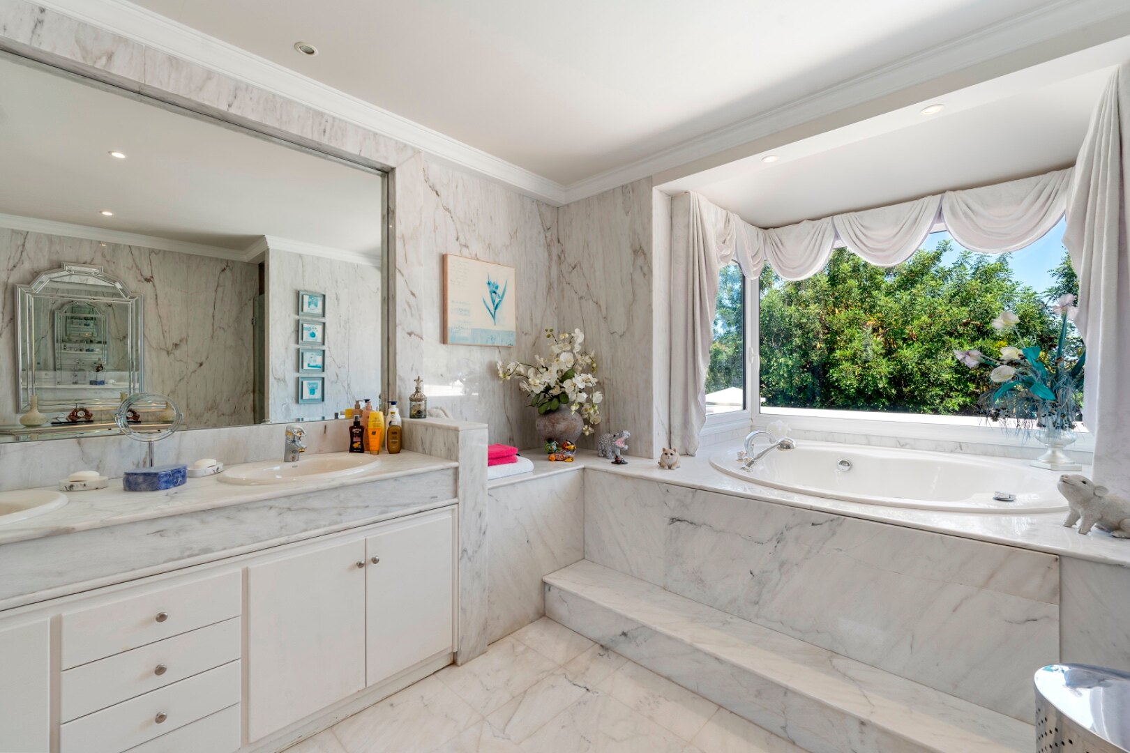 Aristocratic and elegant 5 bedroom residence in Benahavis sits luxuriously alongside golf course
