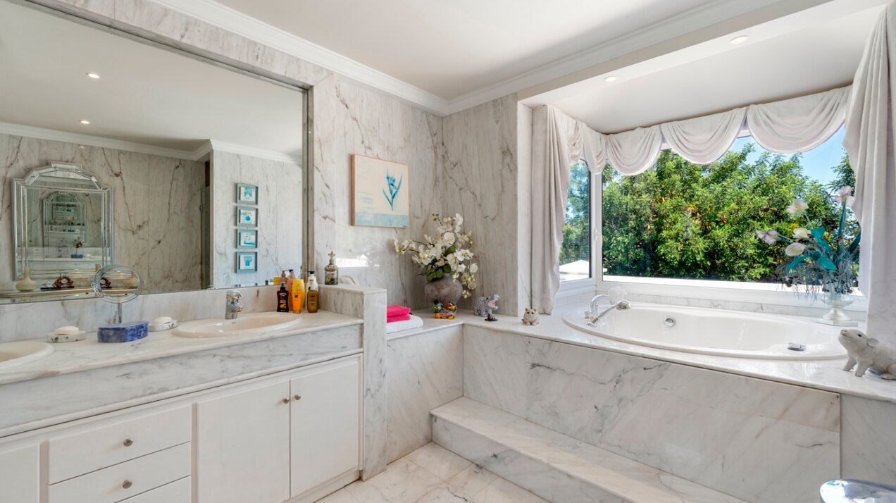Aristocratic and elegant 5 bedroom residence in Benahavis sits luxuriously alongside golf course