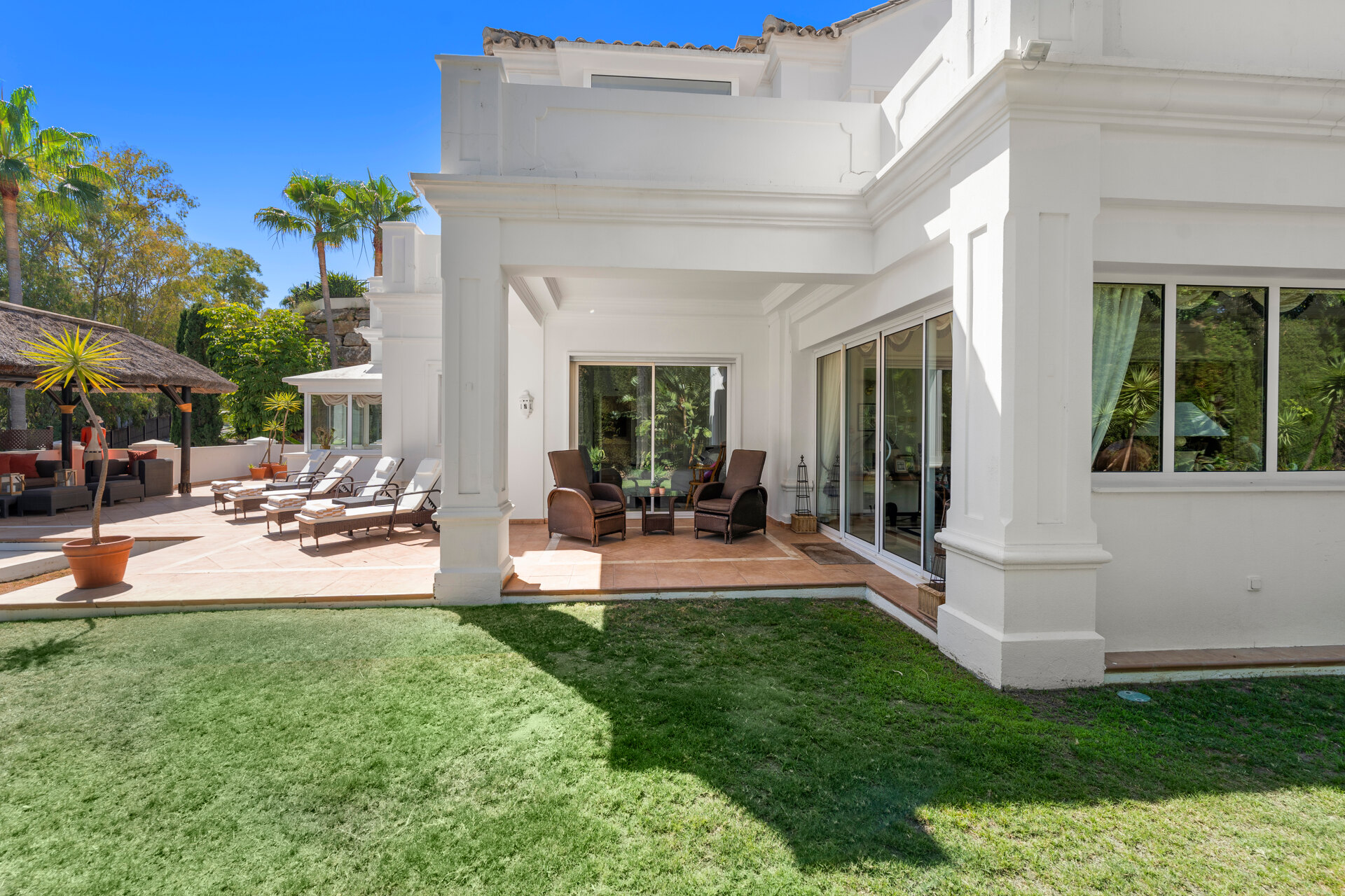 Aristocratic and elegant 5 bedroom residence in Benahavis sits luxuriously alongside golf course