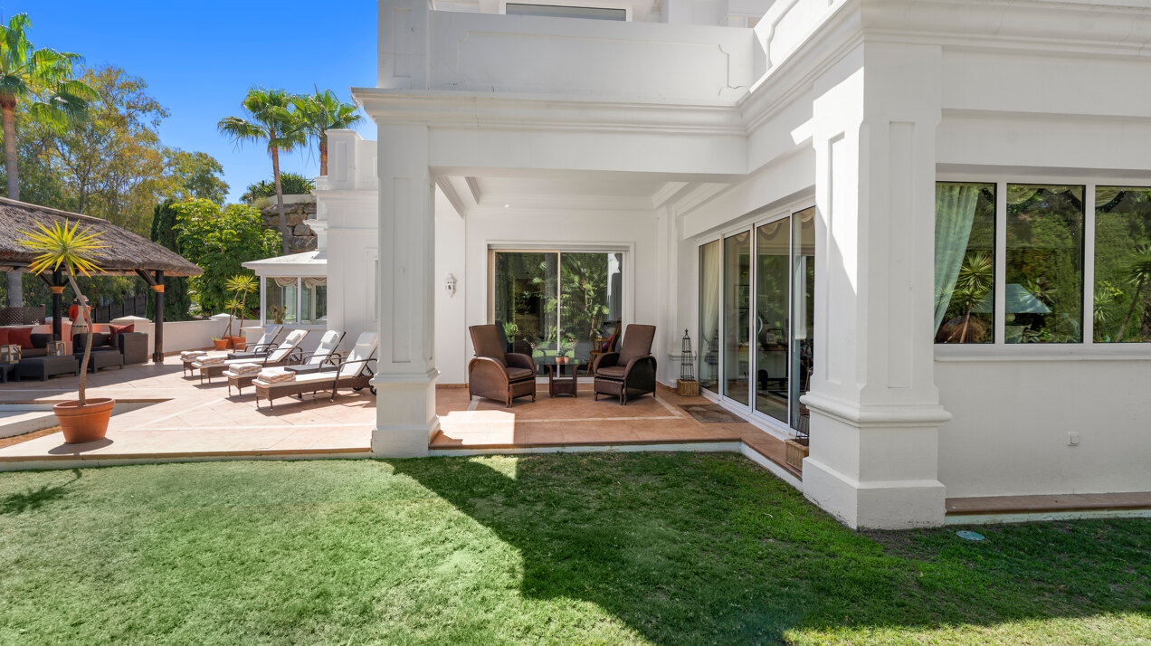 Aristocratic and elegant 5 bedroom residence in Benahavis sits luxuriously alongside golf course
