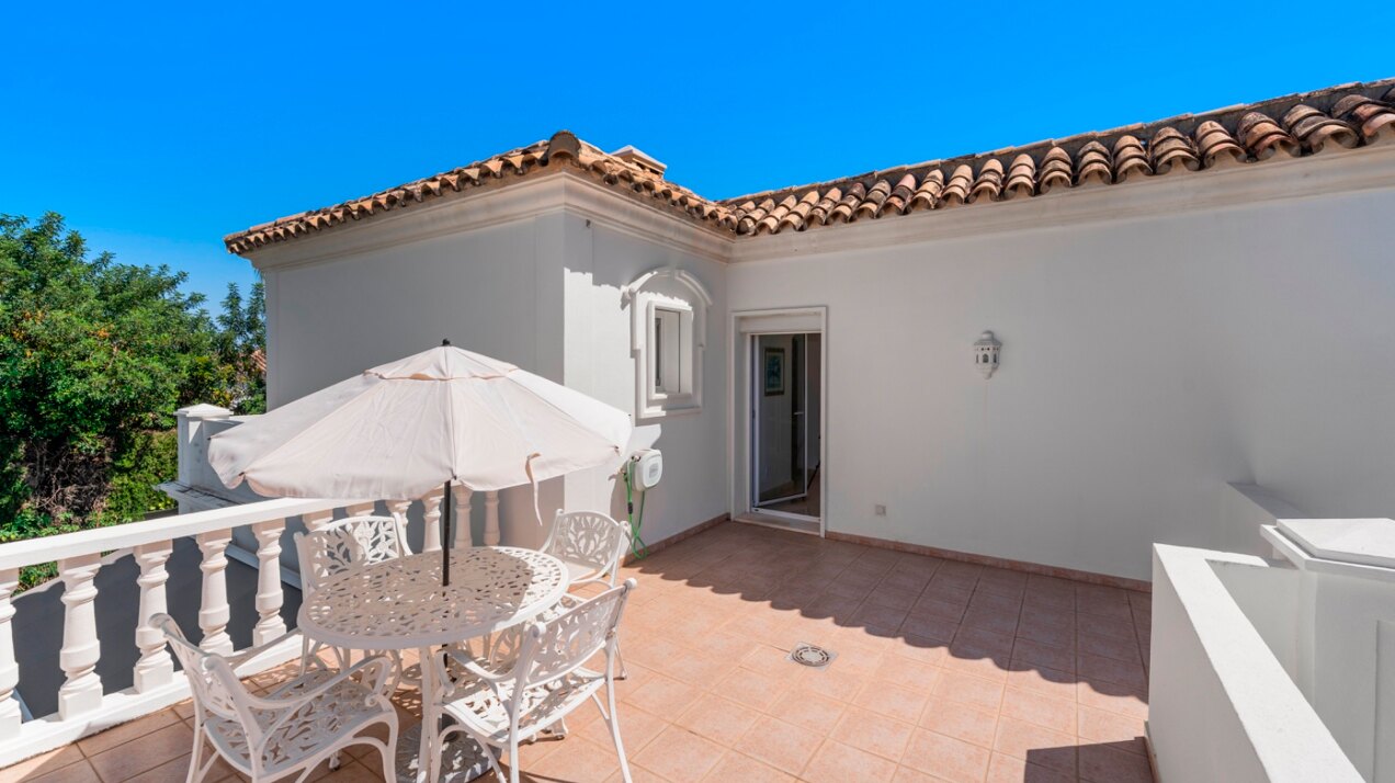 Aristocratic and elegant 5 bedroom residence in Benahavis sits luxuriously alongside golf course