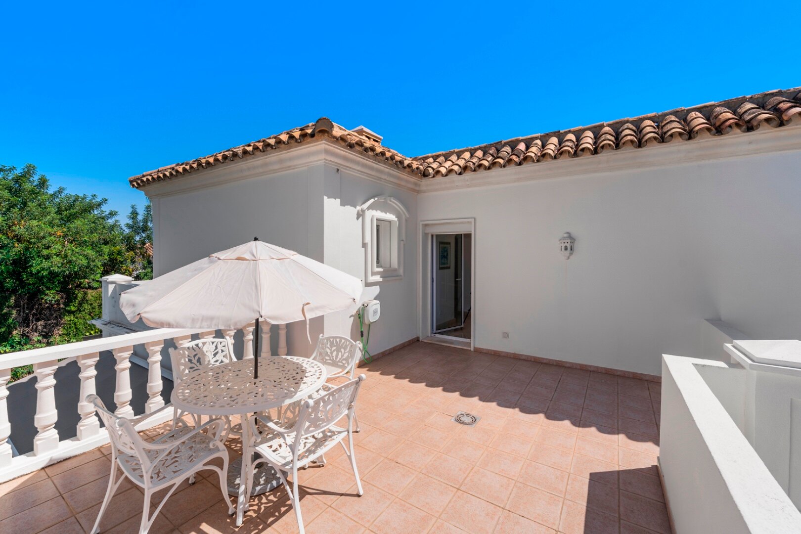 Aristocratic and elegant 5 bedroom residence in Benahavis sits luxuriously alongside golf course