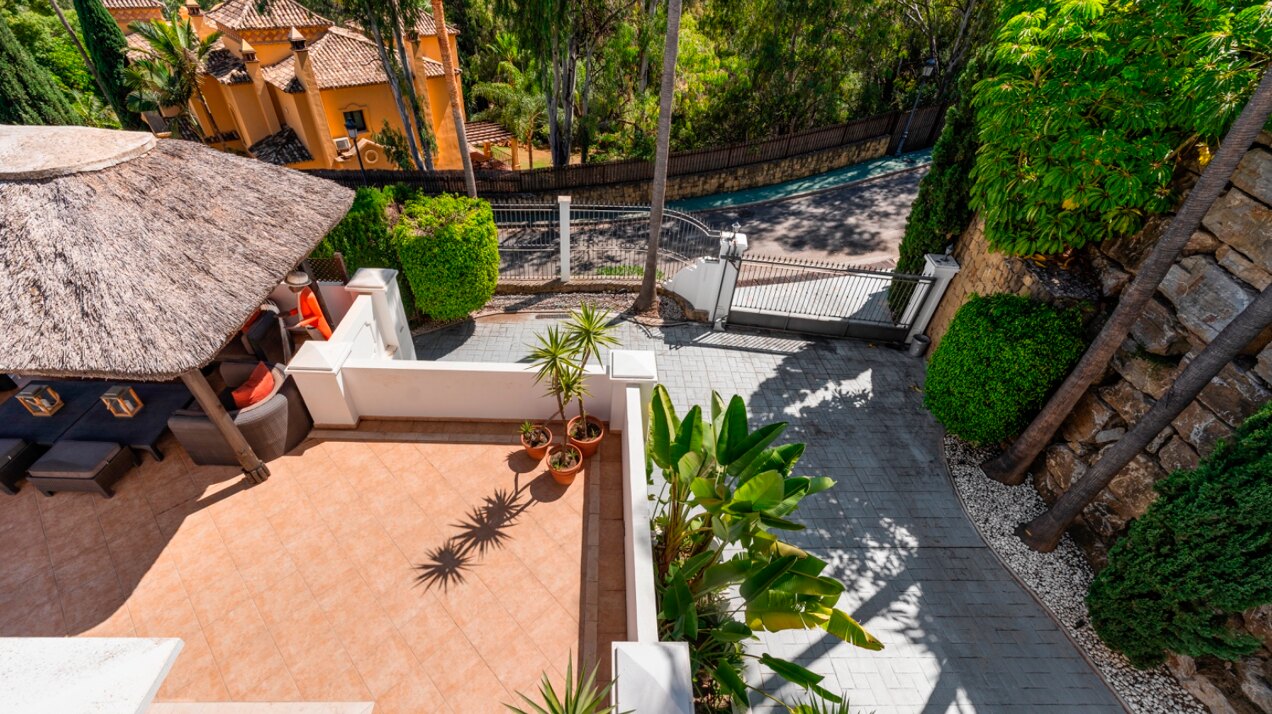 Aristocratic and elegant 5 bedroom residence in Benahavis sits luxuriously alongside golf course