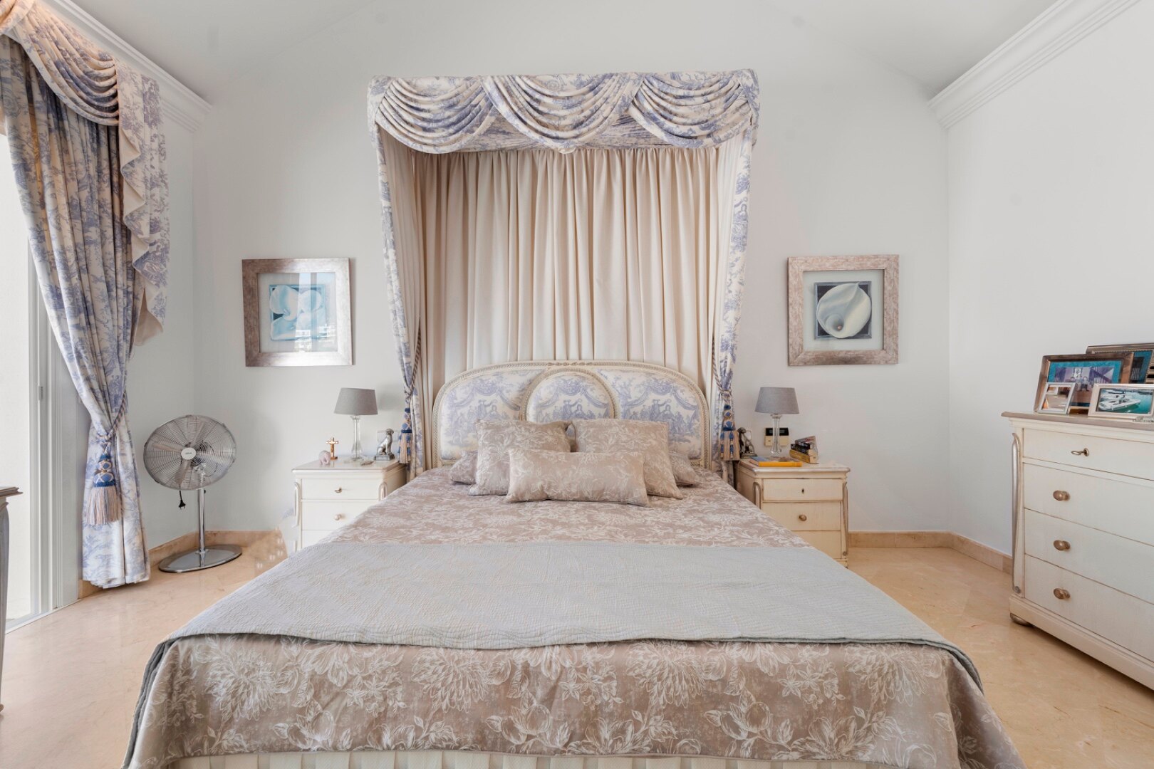 Aristocratic and elegant 5 bedroom residence in Benahavis sits luxuriously alongside golf course