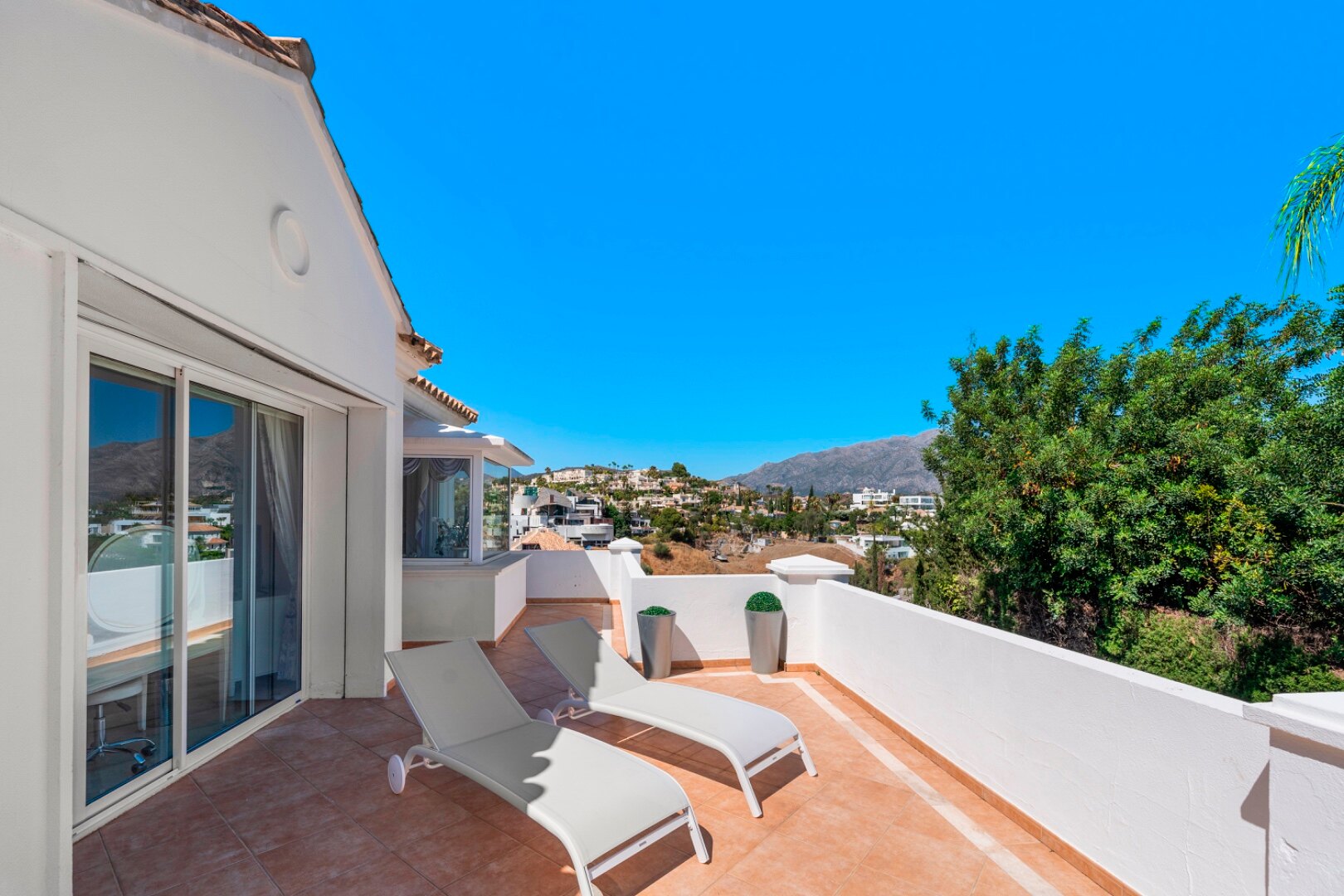 Aristocratic and elegant 5 bedroom residence in Benahavis sits luxuriously alongside golf course