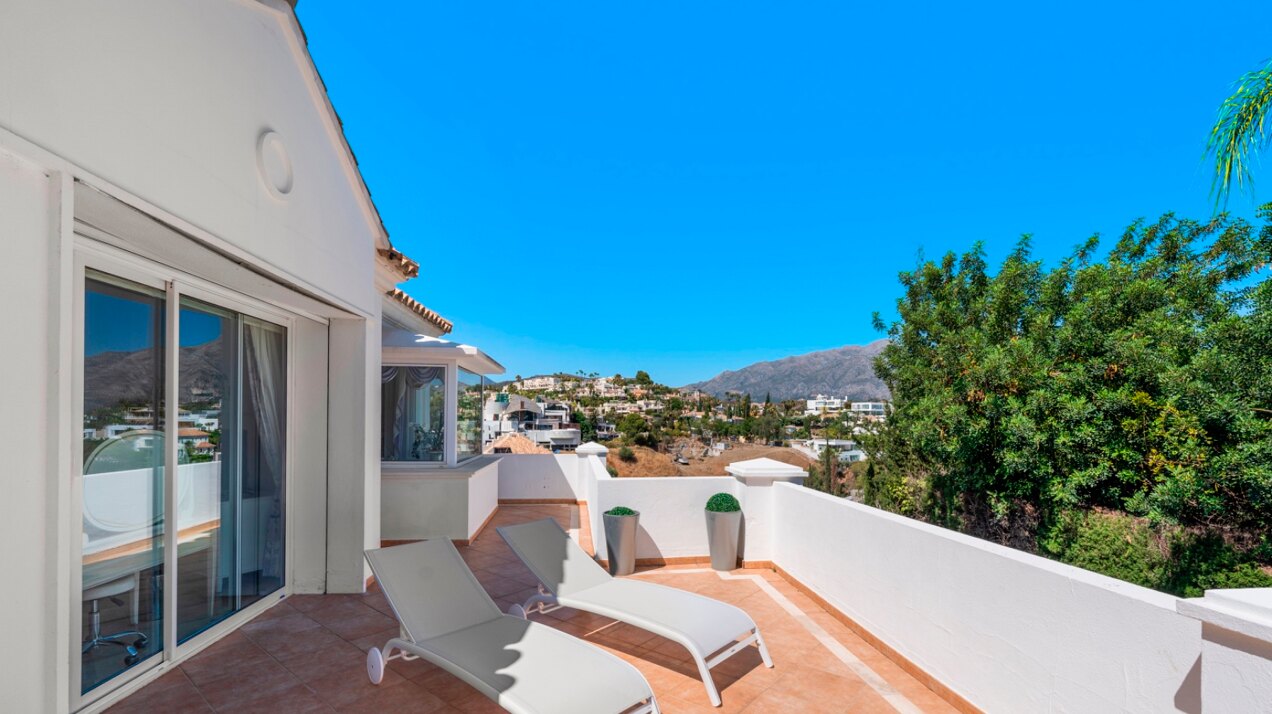 Aristocratic and elegant 5 bedroom residence in Benahavis sits luxuriously alongside golf course