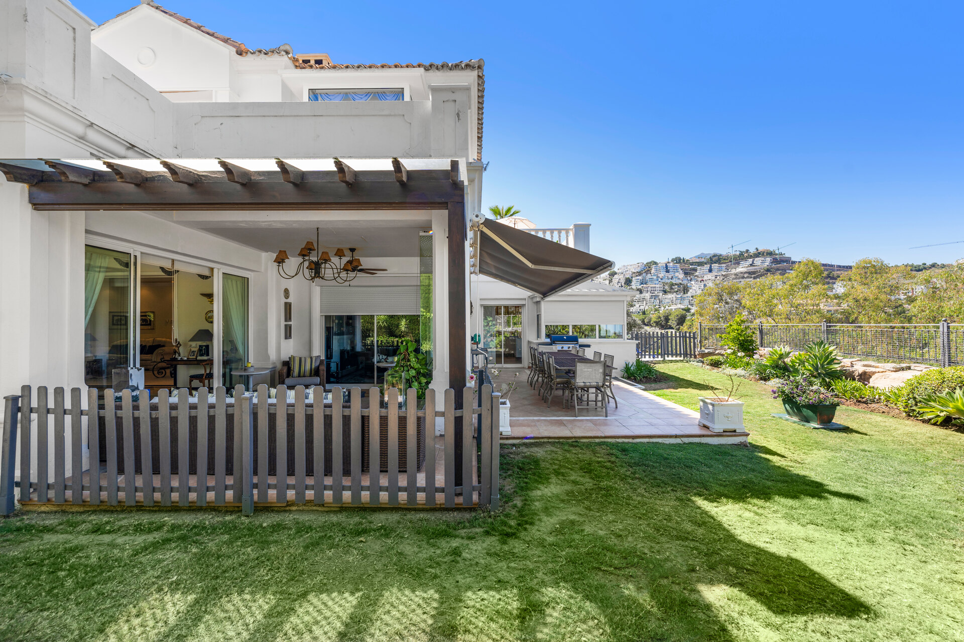Aristocratic and elegant 5 bedroom residence in Benahavis sits luxuriously alongside golf course