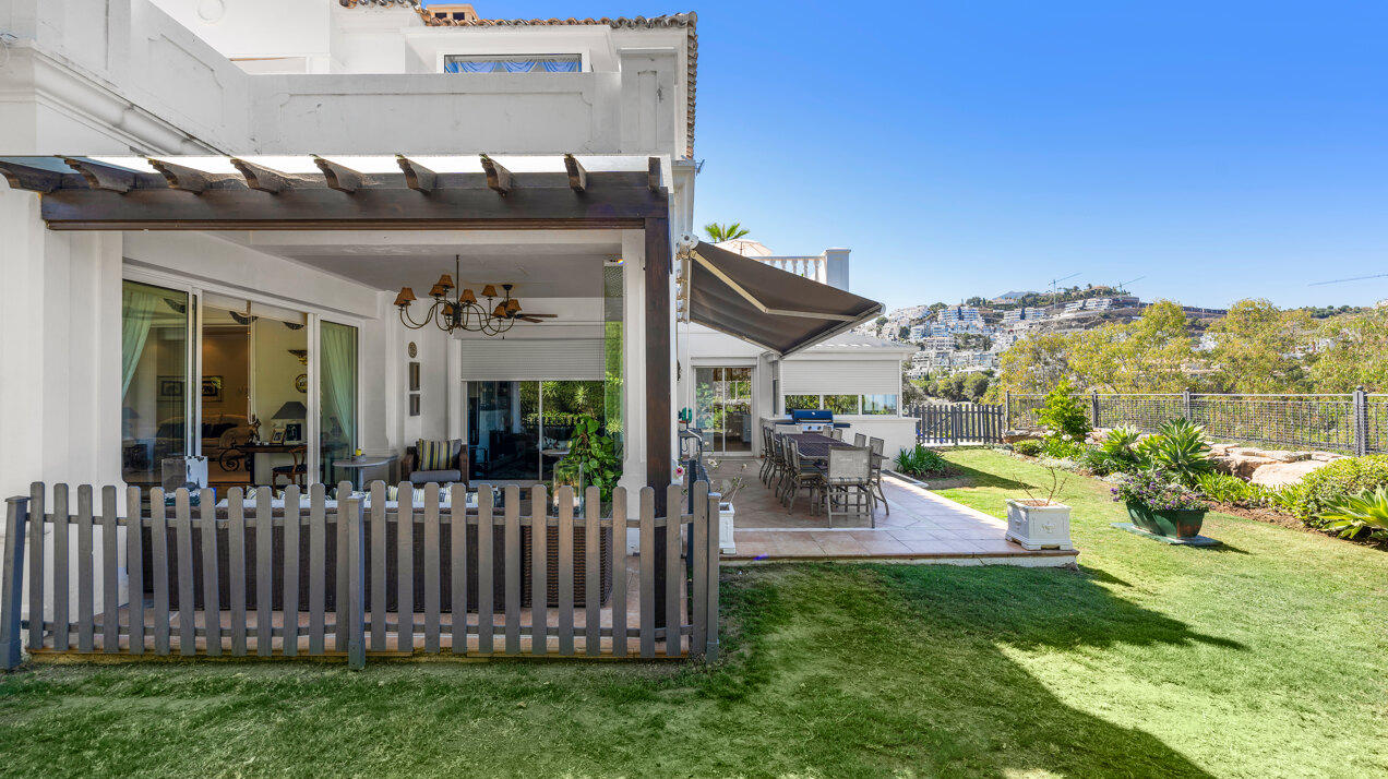 Aristocratic and elegant 5 bedroom residence in Benahavis sits luxuriously alongside golf course