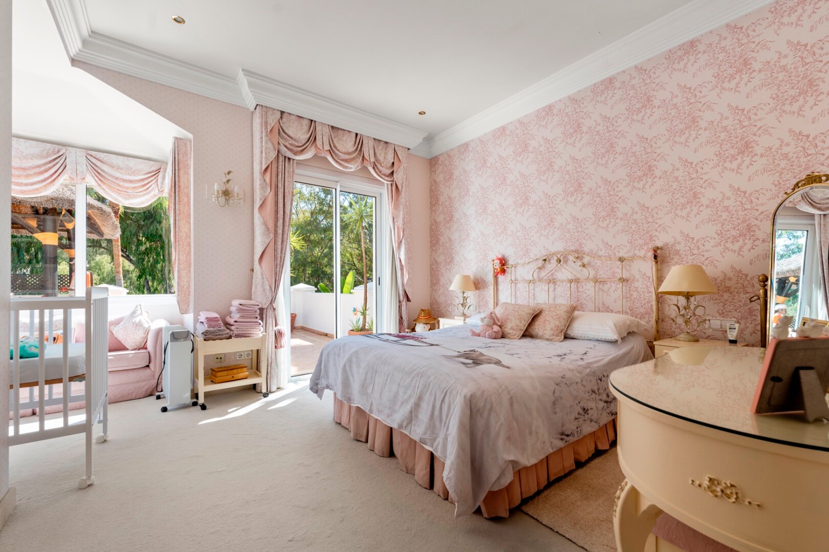 Aristocratic and elegant 5 bedroom residence in Benahavis sits luxuriously alongside golf course