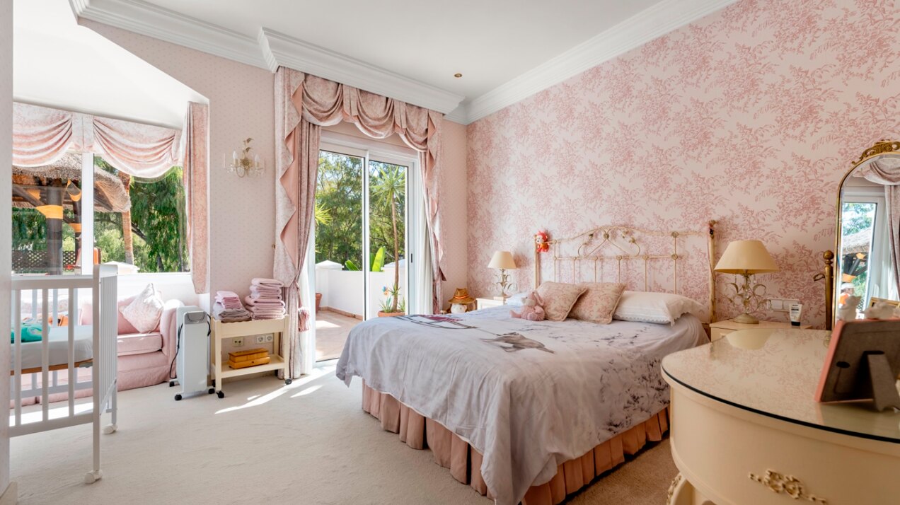 Aristocratic and elegant 5 bedroom residence in Benahavis sits luxuriously alongside golf course