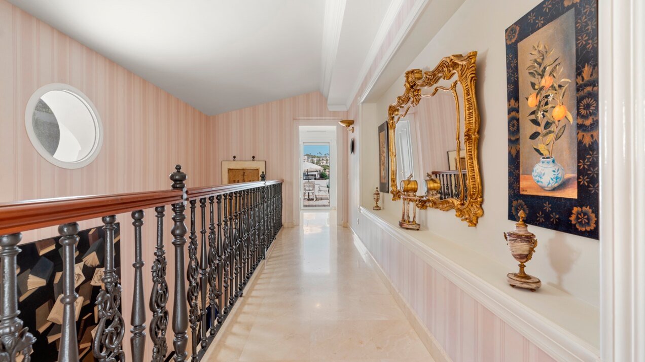 Aristocratic and elegant 5 bedroom residence in Benahavis sits luxuriously alongside golf course