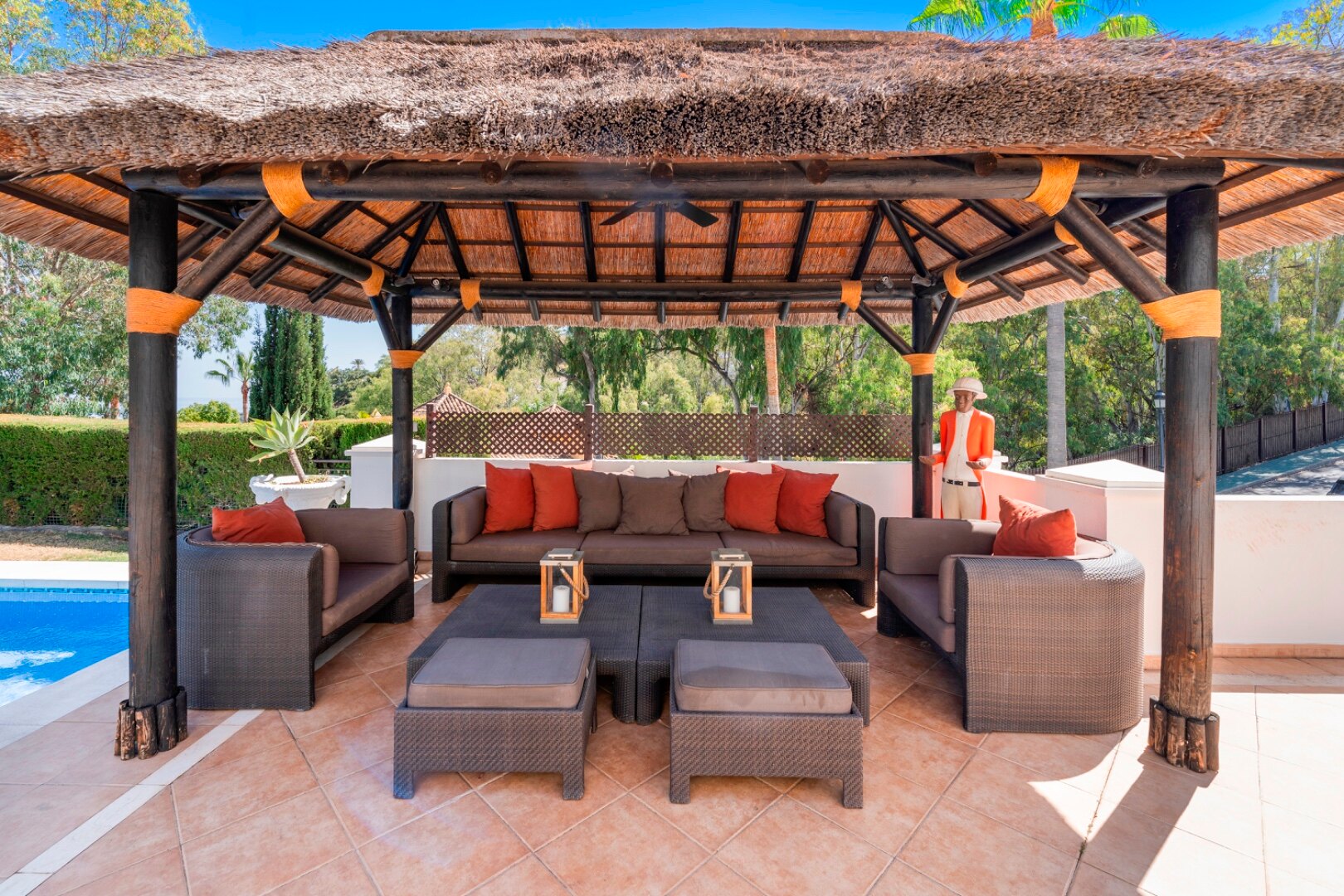 Aristocratic and elegant 5 bedroom residence in Benahavis sits luxuriously alongside golf course