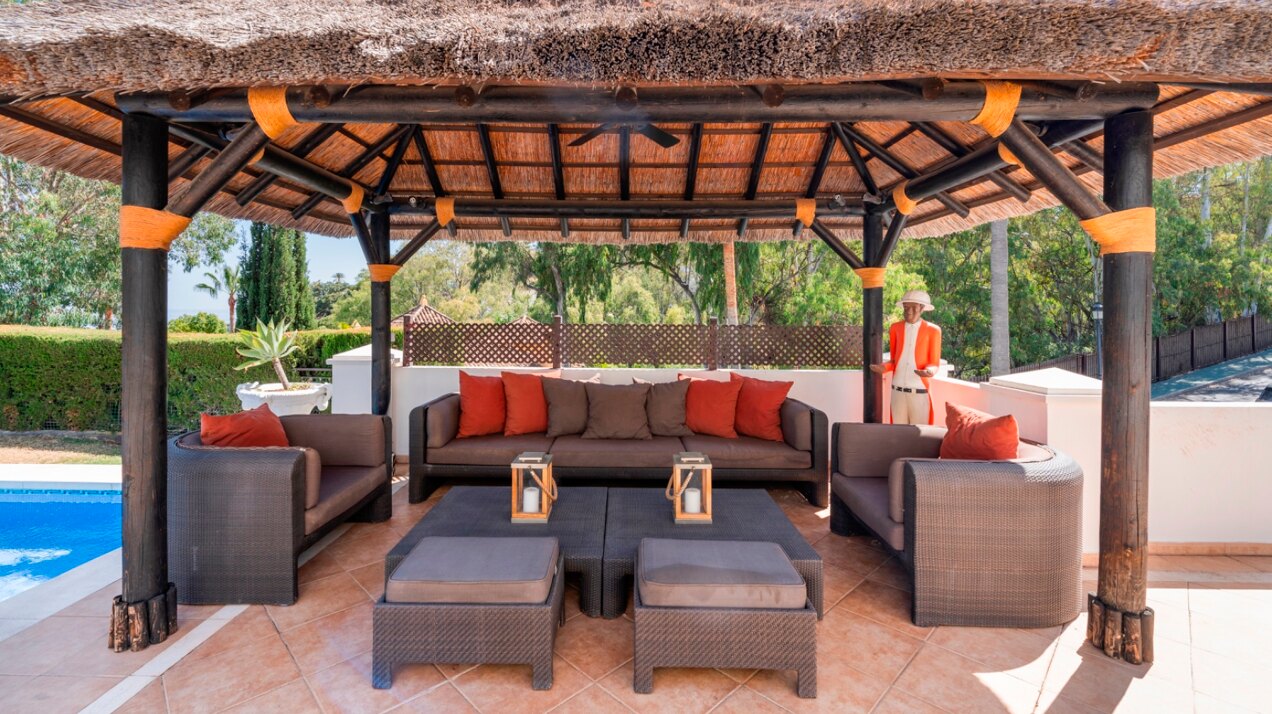 Aristocratic and elegant 5 bedroom residence in Benahavis sits luxuriously alongside golf course