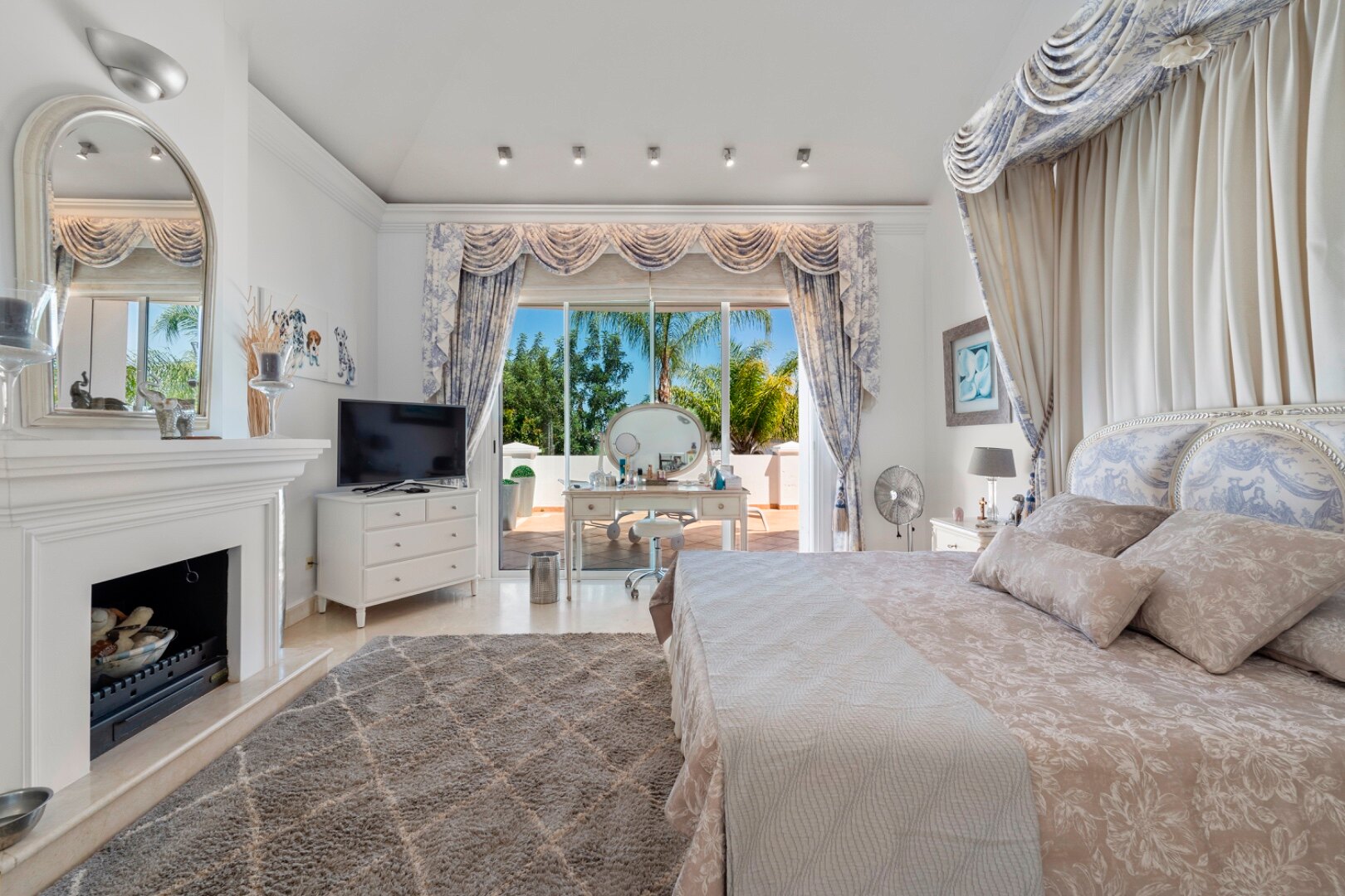 Aristocratic and elegant 5 bedroom residence in Benahavis sits luxuriously alongside golf course