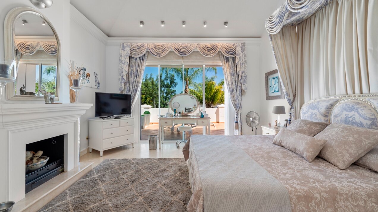 Aristocratic and elegant 5 bedroom residence in Benahavis sits luxuriously alongside golf course