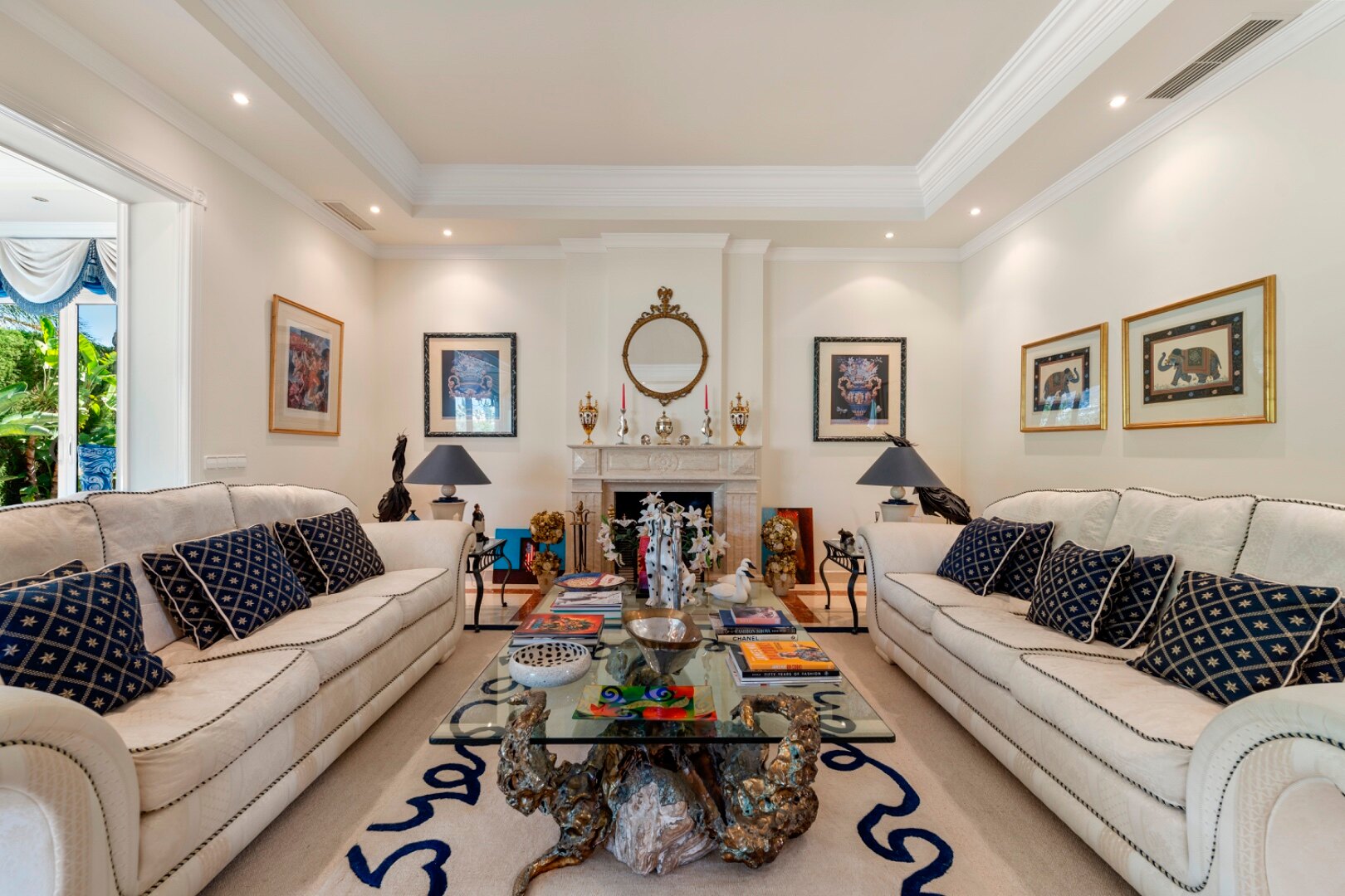 Aristocratic and elegant 5 bedroom residence in Benahavis sits luxuriously alongside golf course