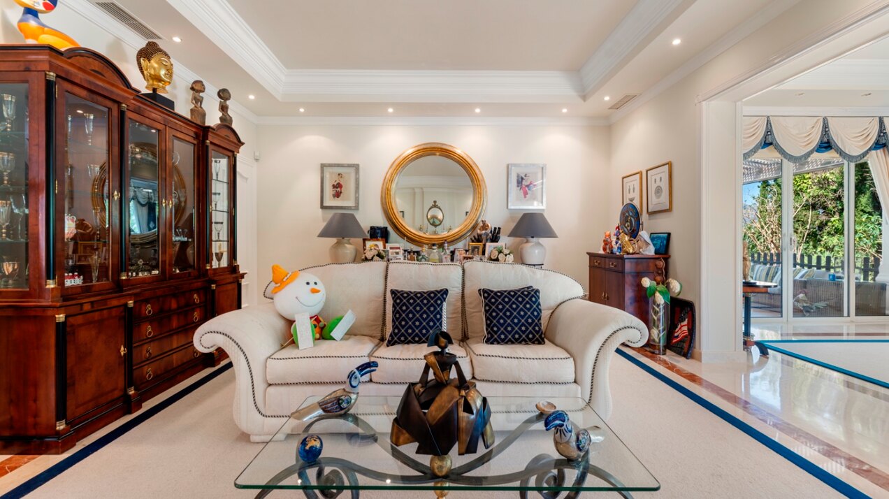 Aristocratic and elegant 5 bedroom residence in Benahavis sits luxuriously alongside golf course
