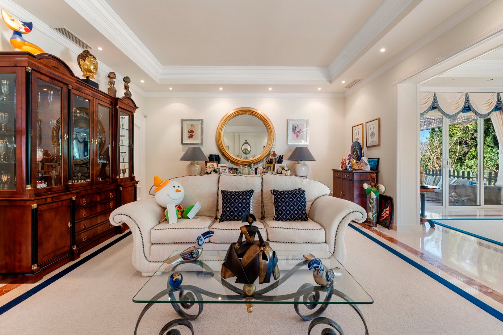 Aristocratic and elegant 5 bedroom residence in Benahavis sits luxuriously alongside golf course