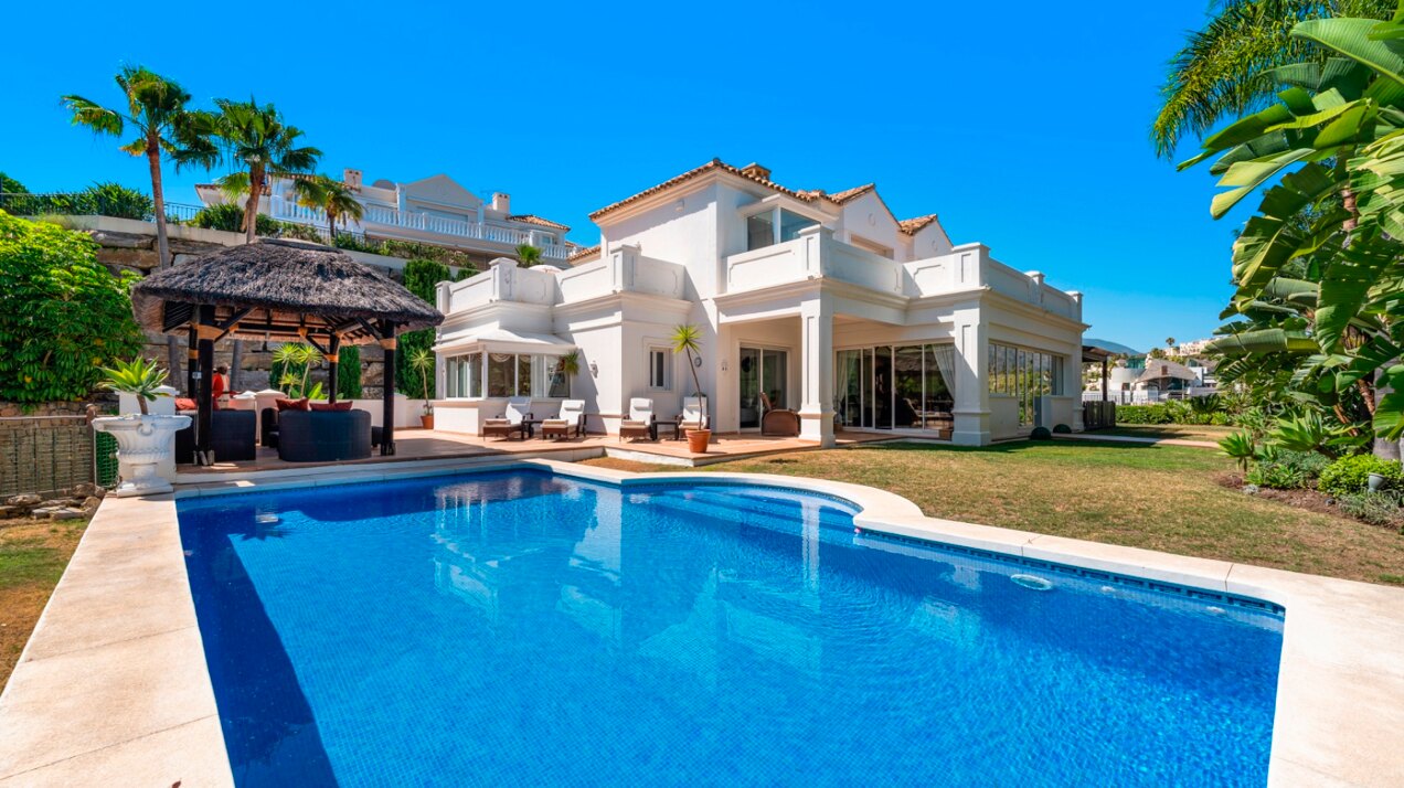Aristocratic and elegant 5 bedroom residence in Benahavis sits luxuriously alongside golf course