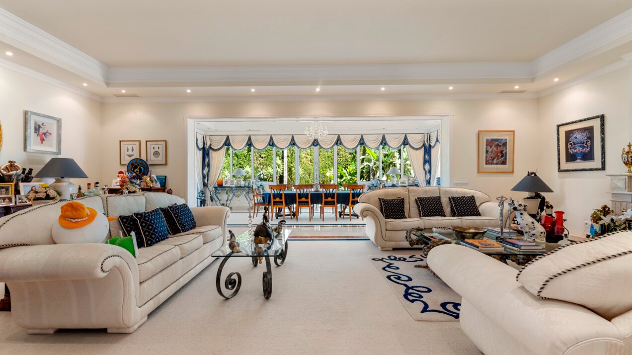 Aristocratic and elegant 5 bedroom residence in Benahavis sits luxuriously alongside golf course