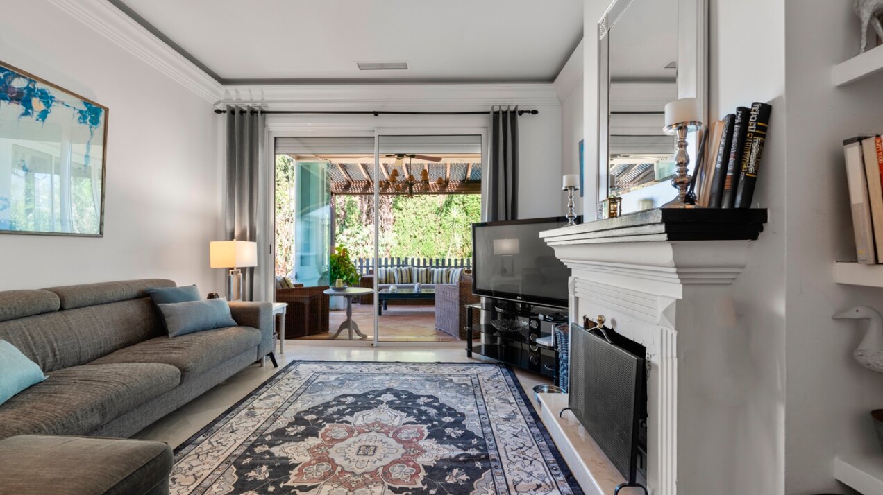 Aristocratic and elegant 5 bedroom residence in Benahavis sits luxuriously alongside golf course