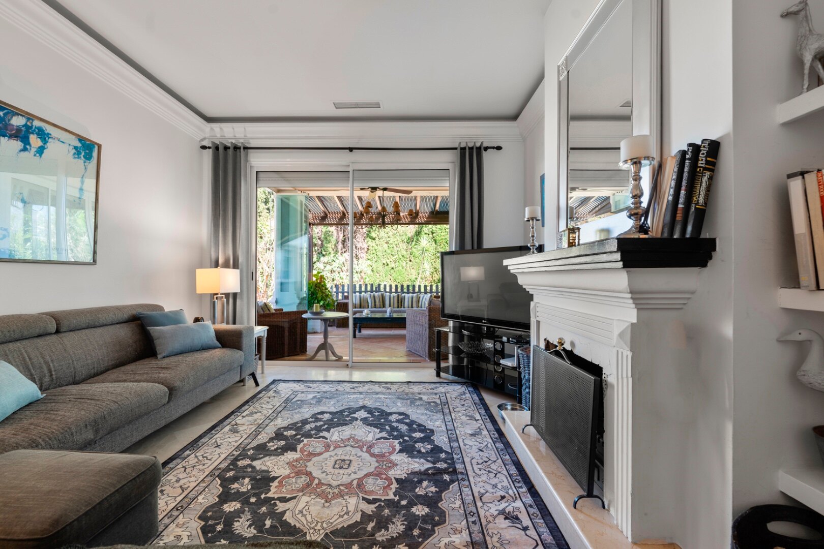 Aristocratic and elegant 5 bedroom residence in Benahavis sits luxuriously alongside golf course
