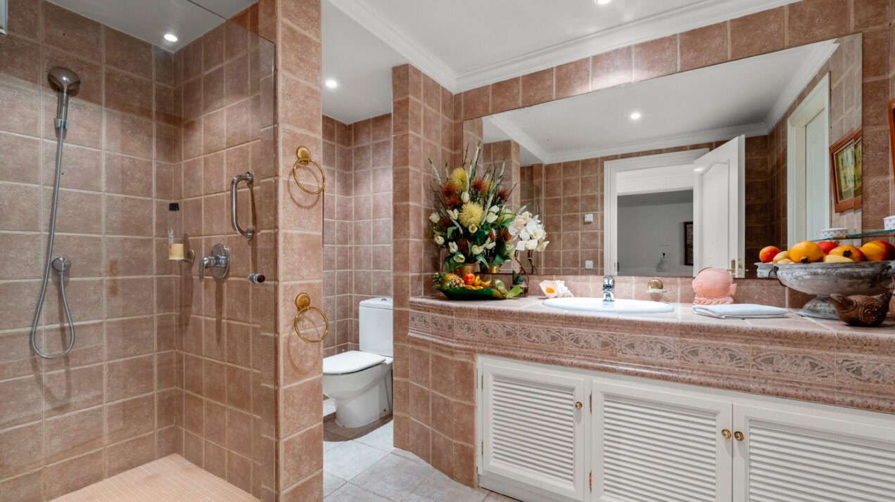 Aristocratic and elegant 5 bedroom residence in Benahavis sits luxuriously alongside golf course