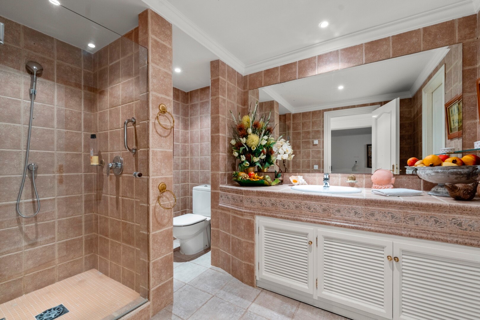 Aristocratic and elegant 5 bedroom residence in Benahavis sits luxuriously alongside golf course