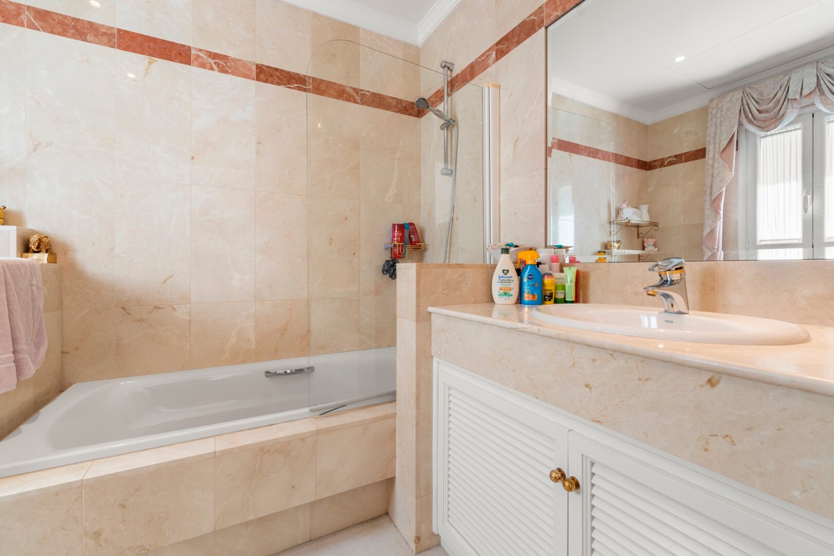 Aristocratic and elegant 5 bedroom residence in Benahavis sits luxuriously alongside golf course