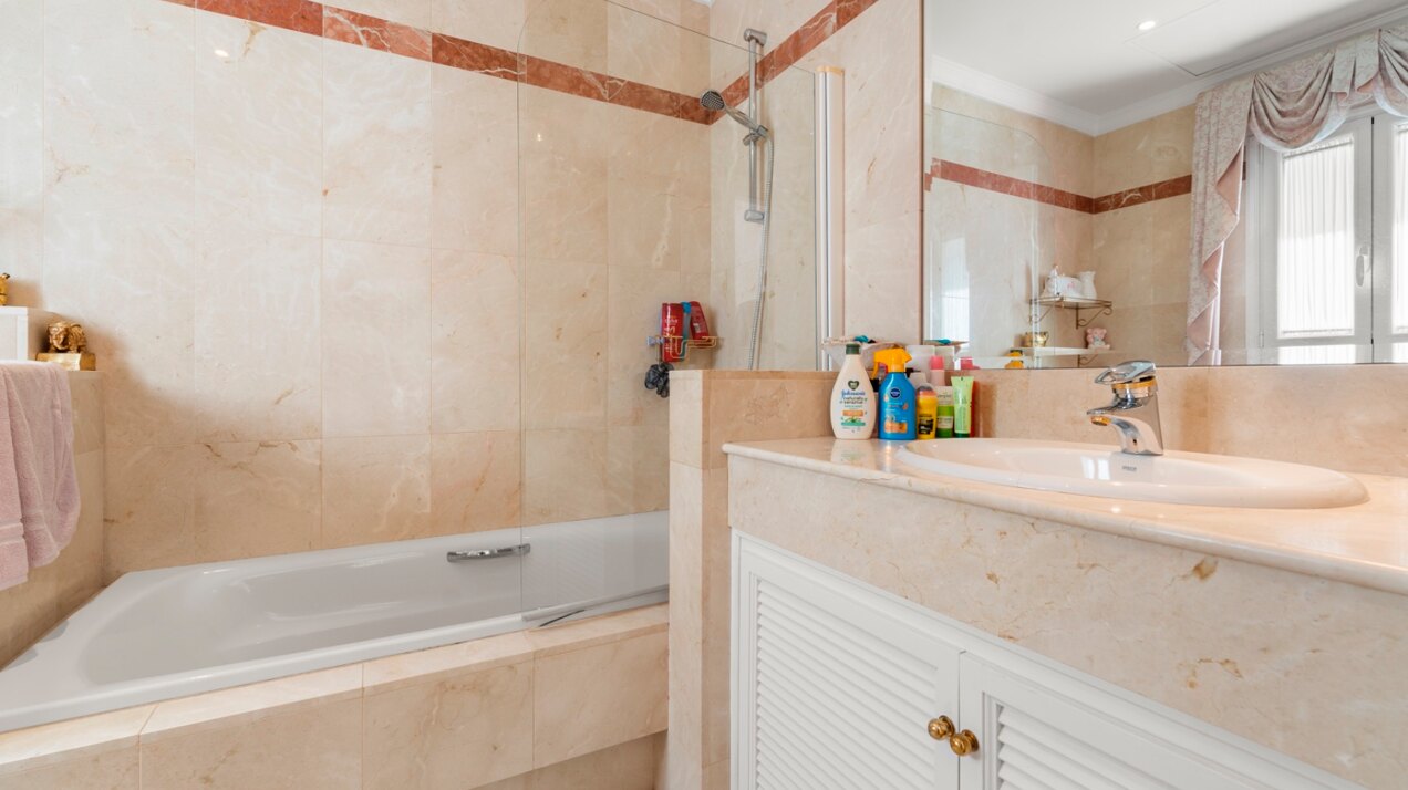 Aristocratic and elegant 5 bedroom residence in Benahavis sits luxuriously alongside golf course