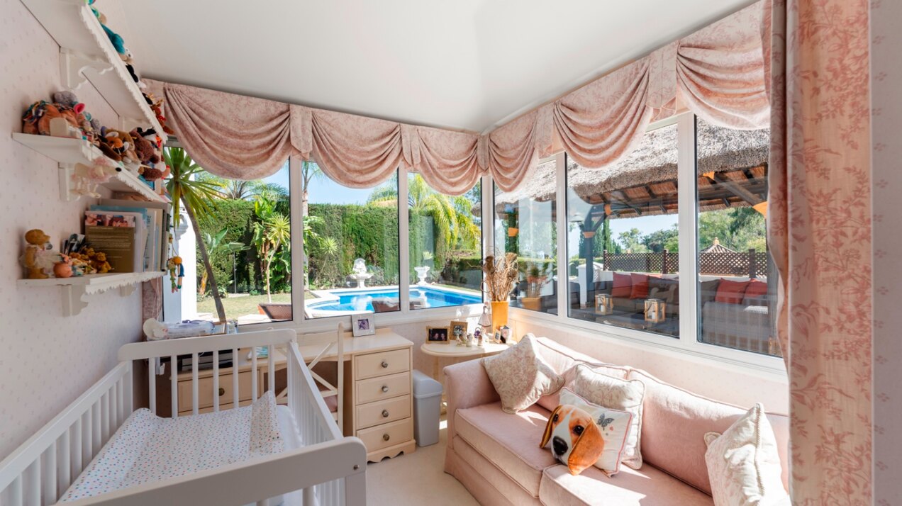 Aristocratic and elegant 5 bedroom residence in Benahavis sits luxuriously alongside golf course