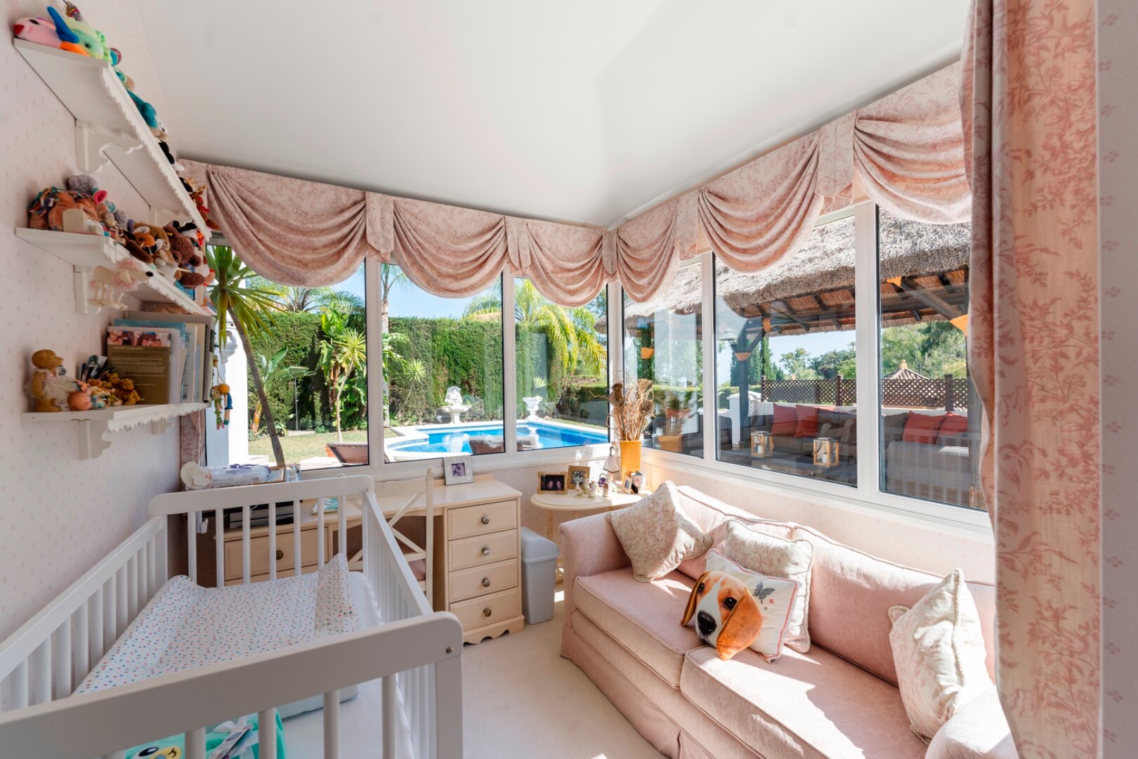 Aristocratic and elegant 5 bedroom residence in Benahavis sits luxuriously alongside golf course