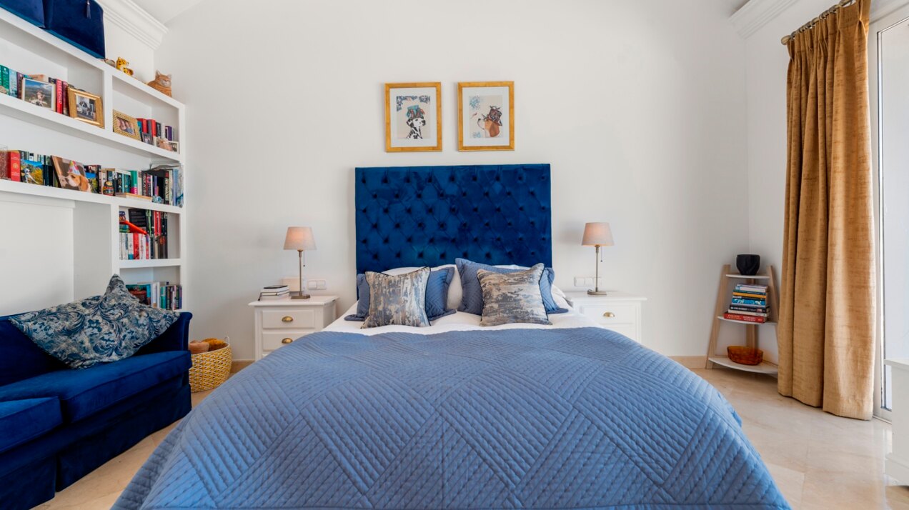 Aristocratic and elegant 5 bedroom residence in Benahavis sits luxuriously alongside golf course