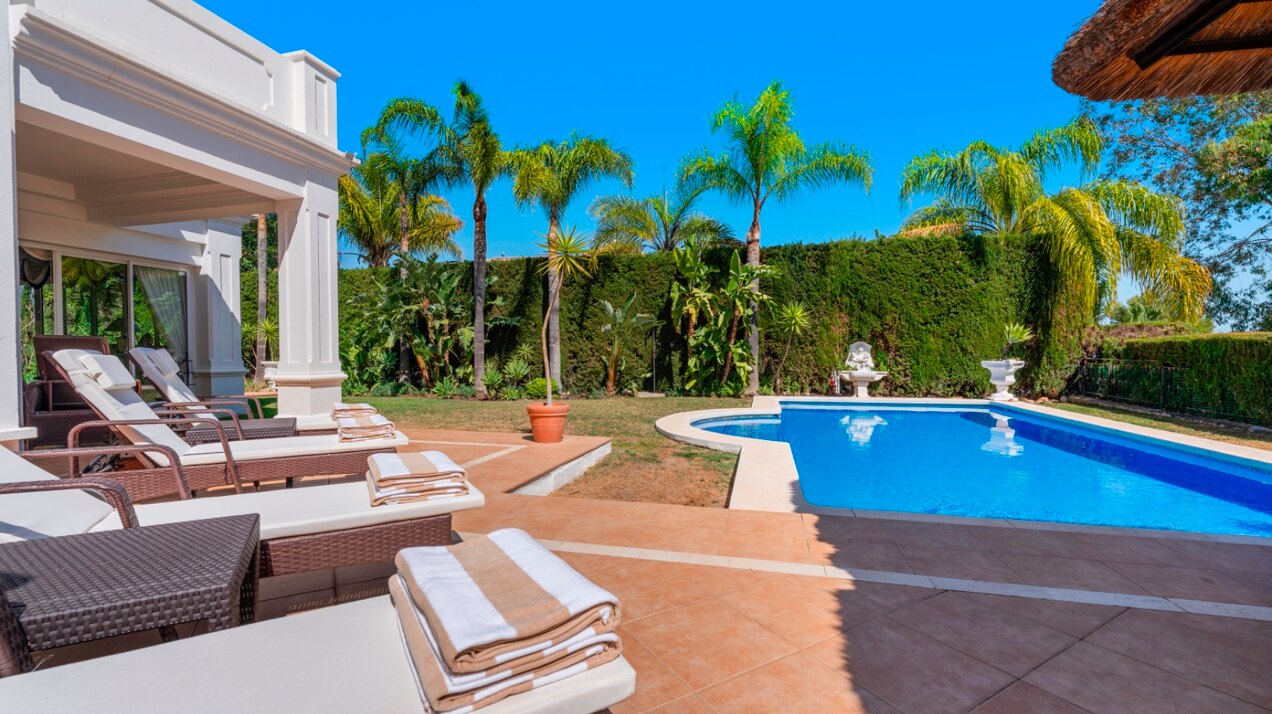 Aristocratic and elegant 5 bedroom residence in Benahavis sits luxuriously alongside golf course