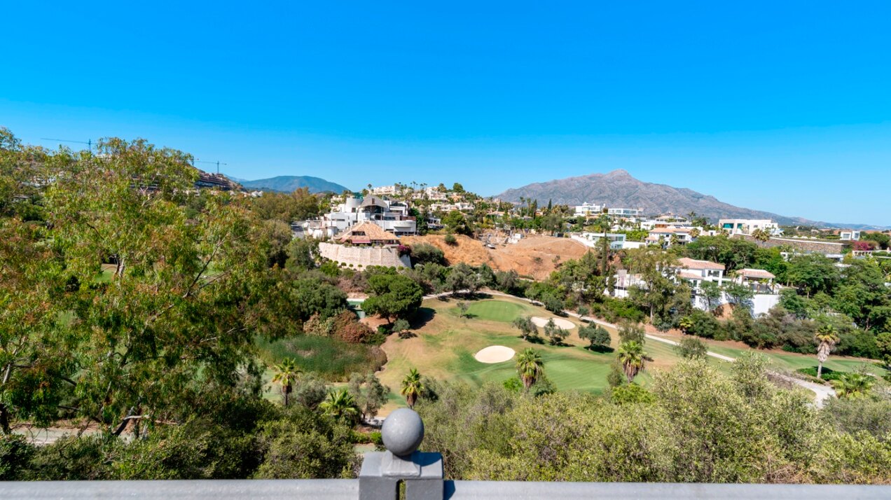 Aristocratic and elegant 5 bedroom residence in Benahavis sits luxuriously alongside golf course