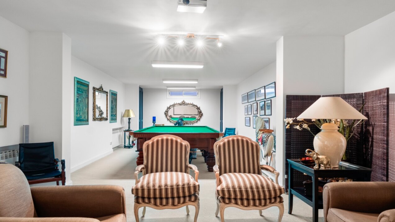 Aristocratic and elegant 5 bedroom residence in Benahavis sits luxuriously alongside golf course