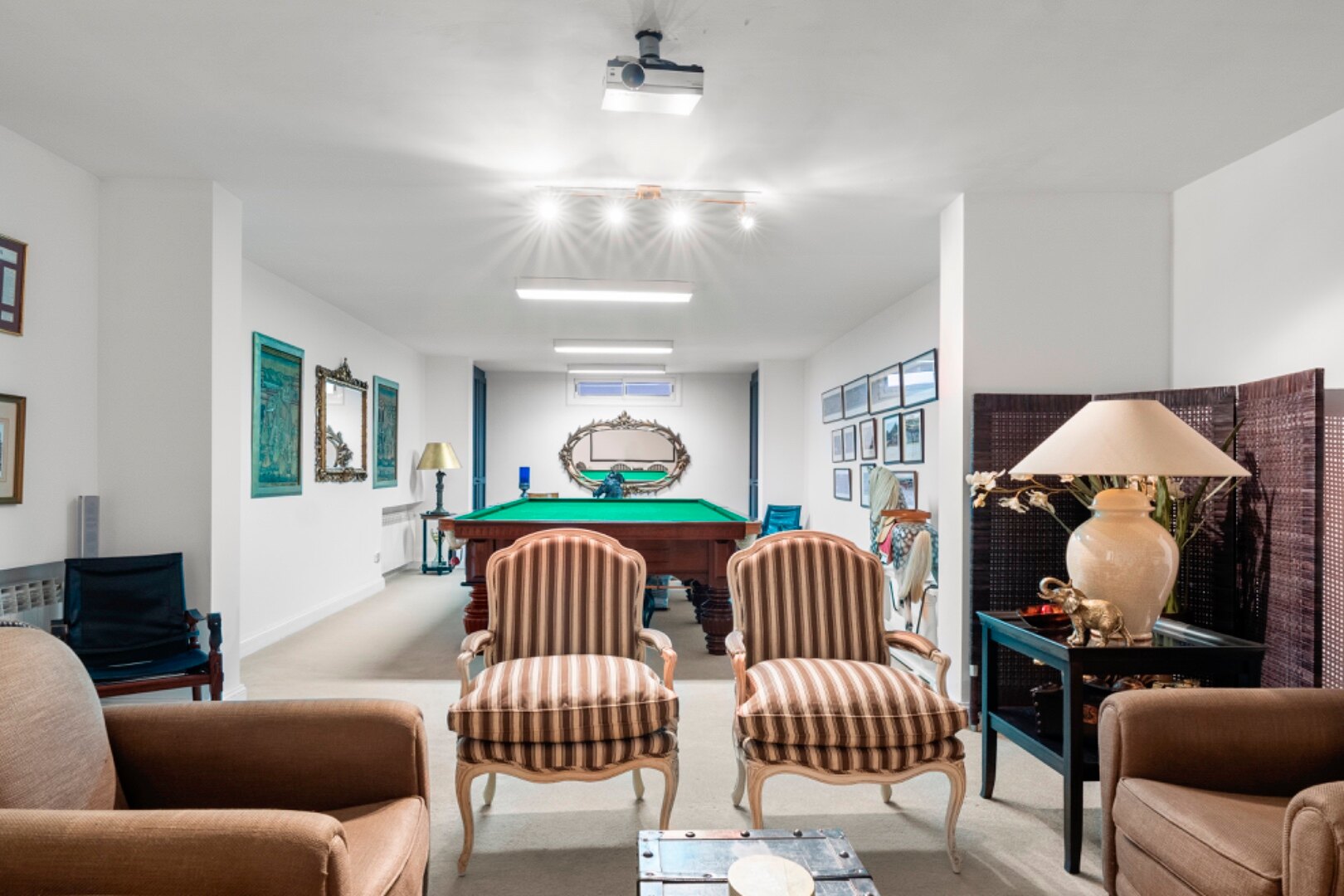 Aristocratic and elegant 5 bedroom residence in Benahavis sits luxuriously alongside golf course