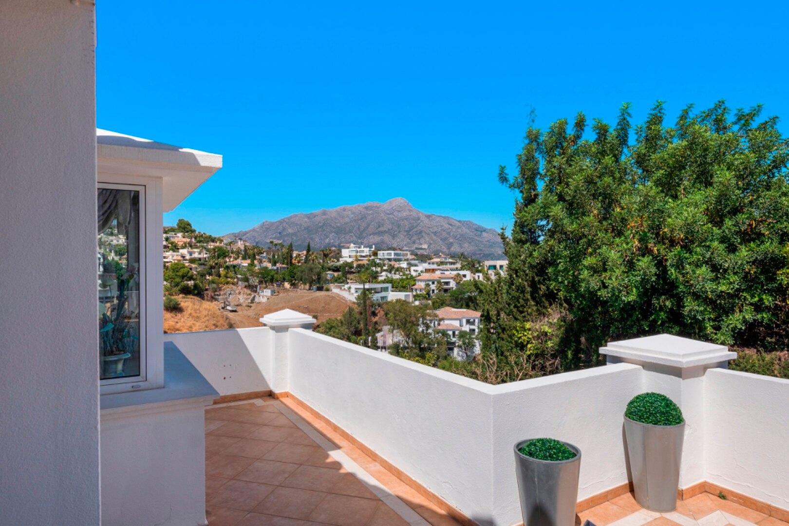 Aristocratic and elegant 5 bedroom residence in Benahavis sits luxuriously alongside golf course
