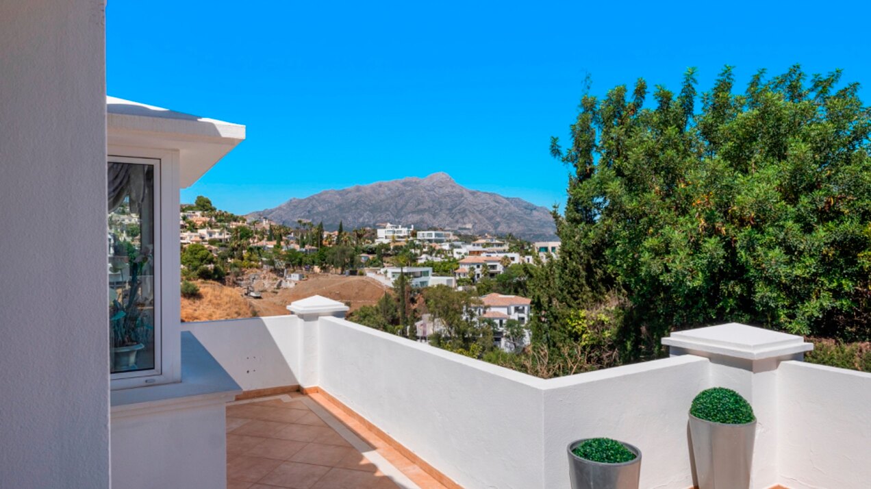 Aristocratic and elegant 5 bedroom residence in Benahavis sits luxuriously alongside golf course