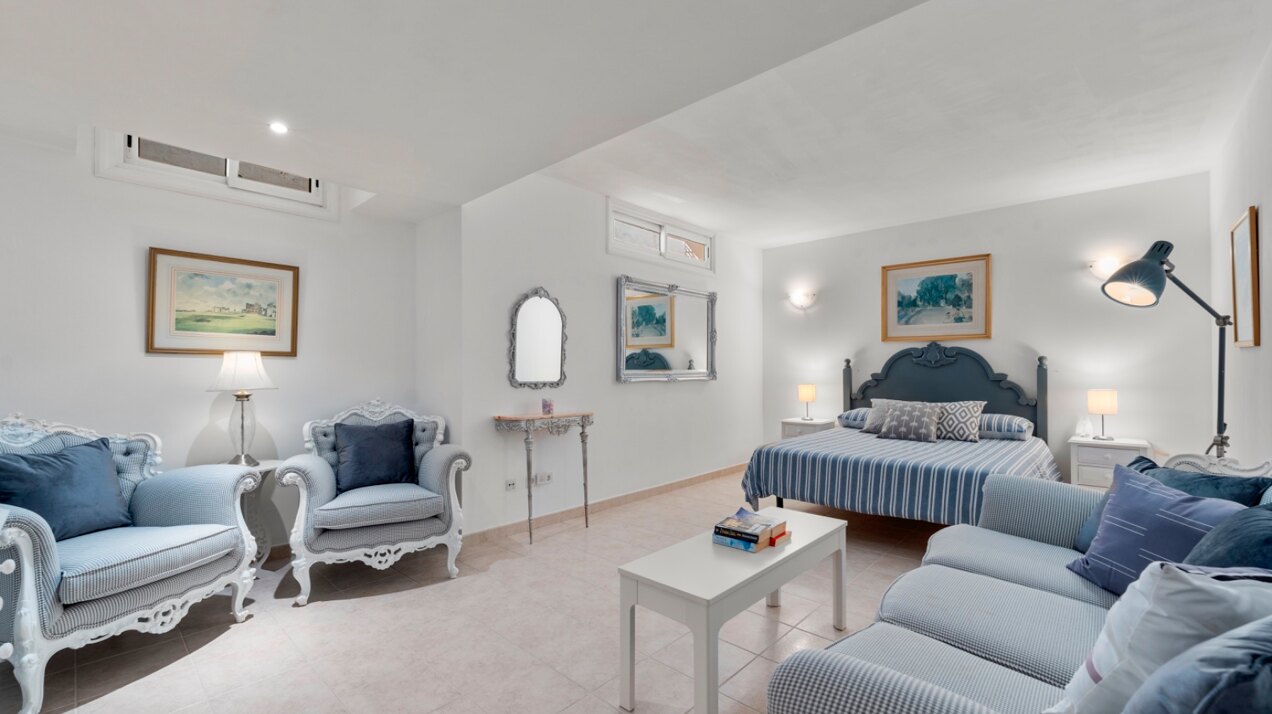 Aristocratic and elegant 5 bedroom residence in Benahavis sits luxuriously alongside golf course