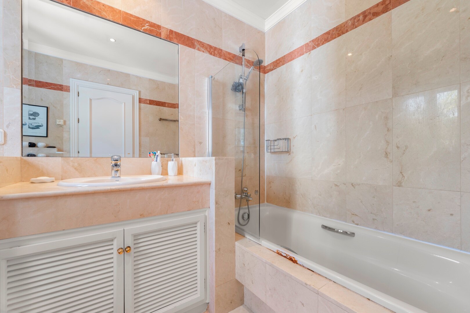 Aristocratic and elegant 5 bedroom residence in Benahavis sits luxuriously alongside golf course