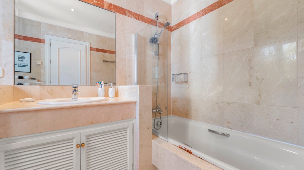 Aristocratic and elegant 5 bedroom residence in Benahavis sits luxuriously alongside golf course
